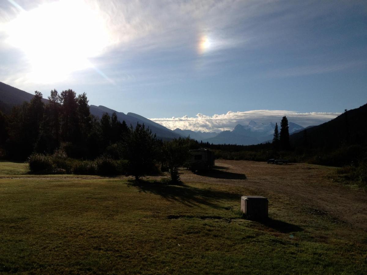 Summit River Lodge & Campsites Valemount Exterior photo