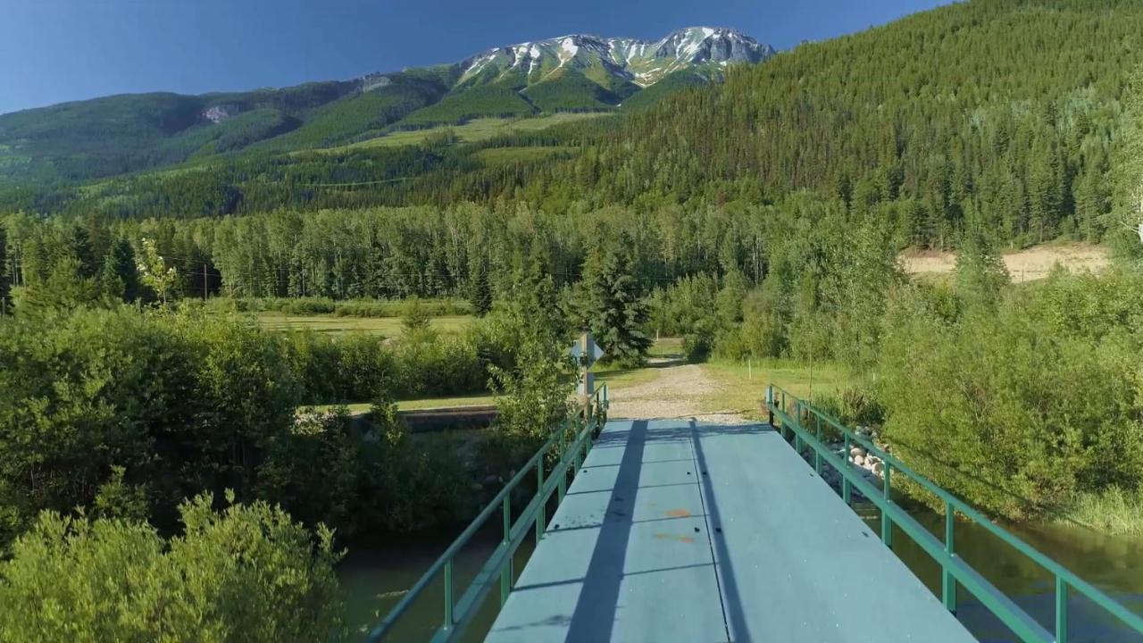 Summit River Lodge & Campsites Valemount Exterior photo