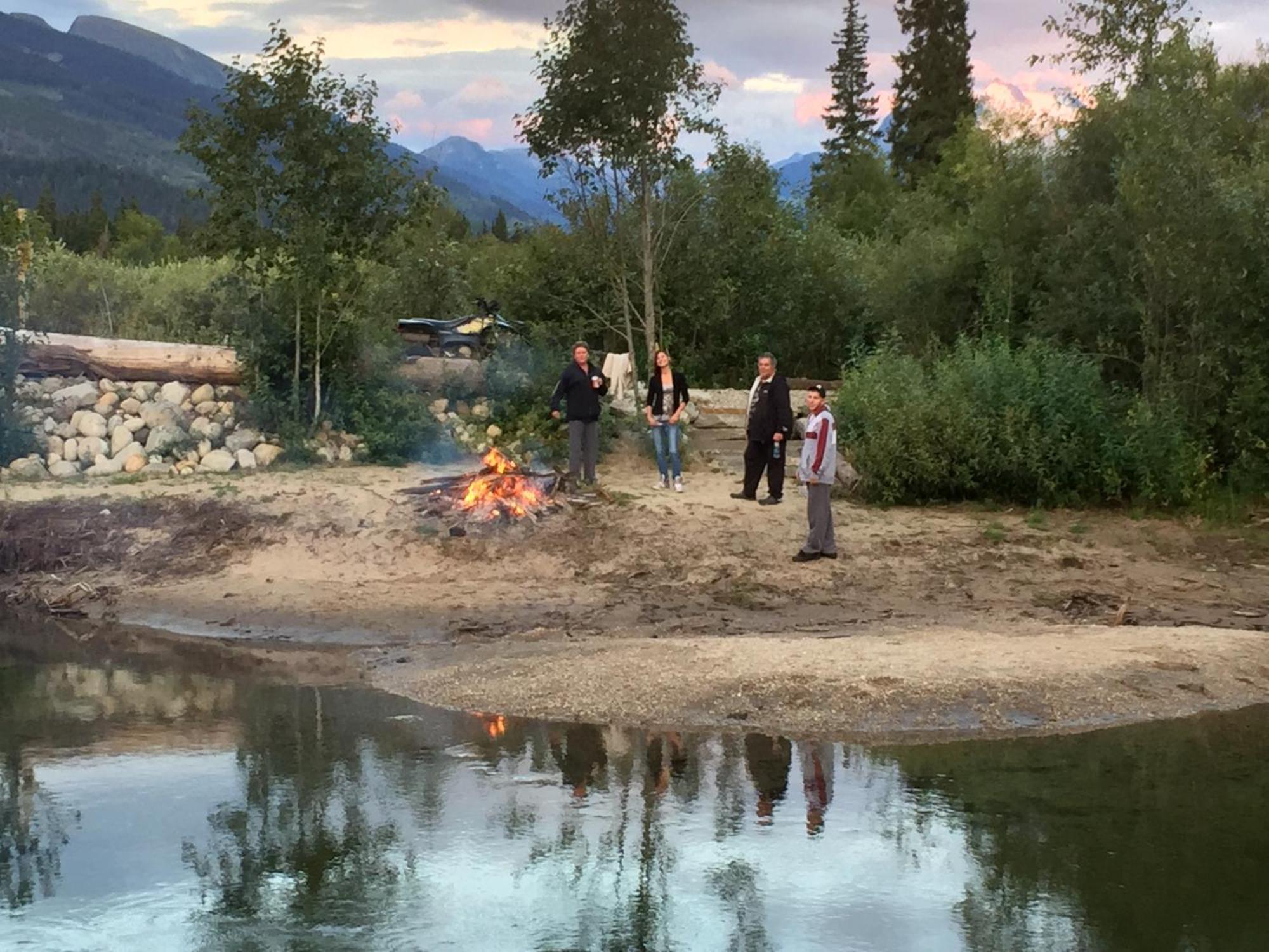 Summit River Lodge & Campsites Valemount Exterior photo