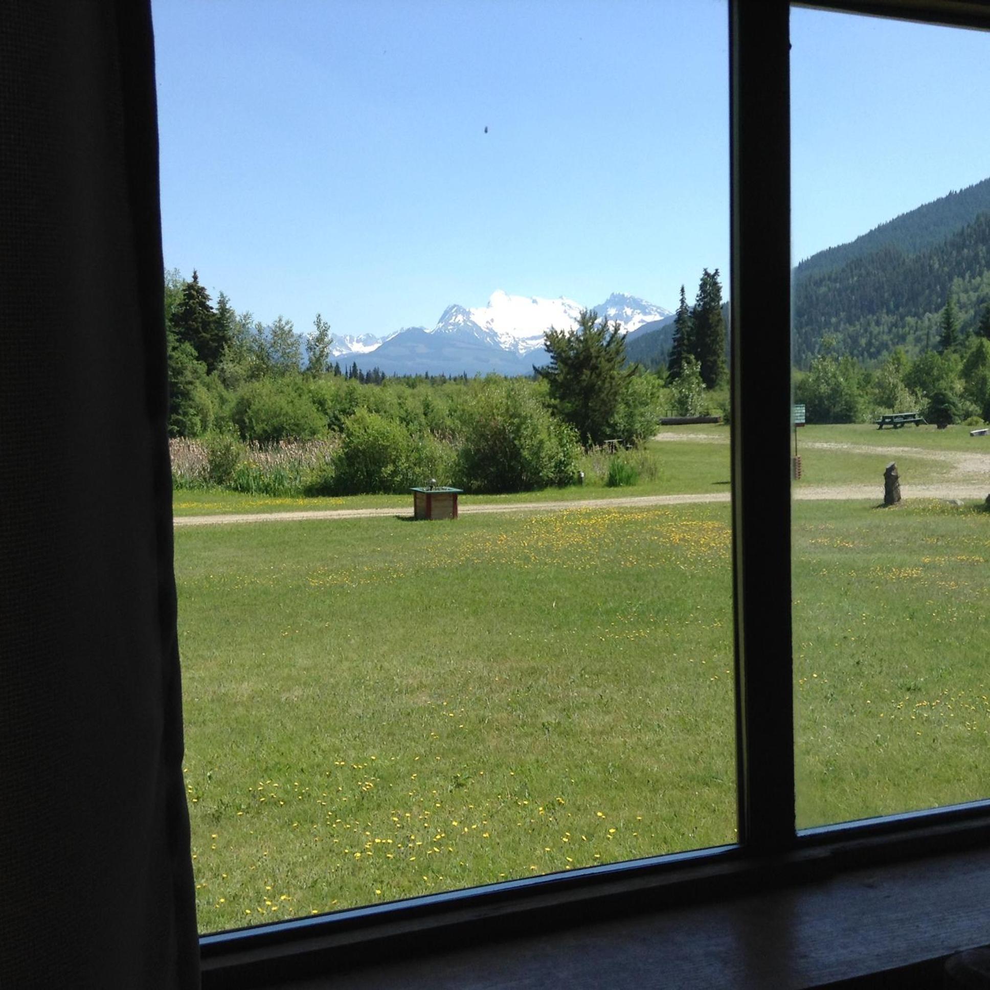 Summit River Lodge & Campsites Valemount Room photo