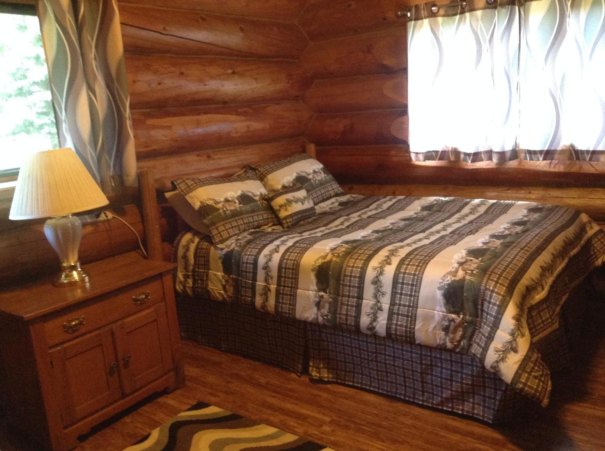 Summit River Lodge & Campsites Valemount Room photo